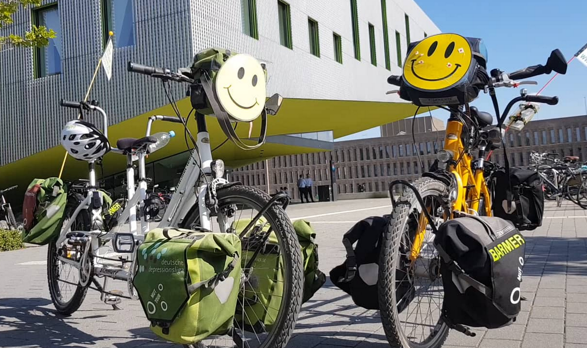 Zwei Tandems der MUT-TOUR im Gespräch miteinander