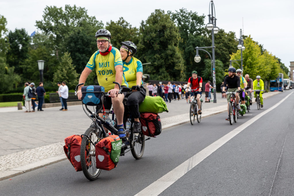 Steffi auf einem Tandem, während einer Etappe in Berlin 2019