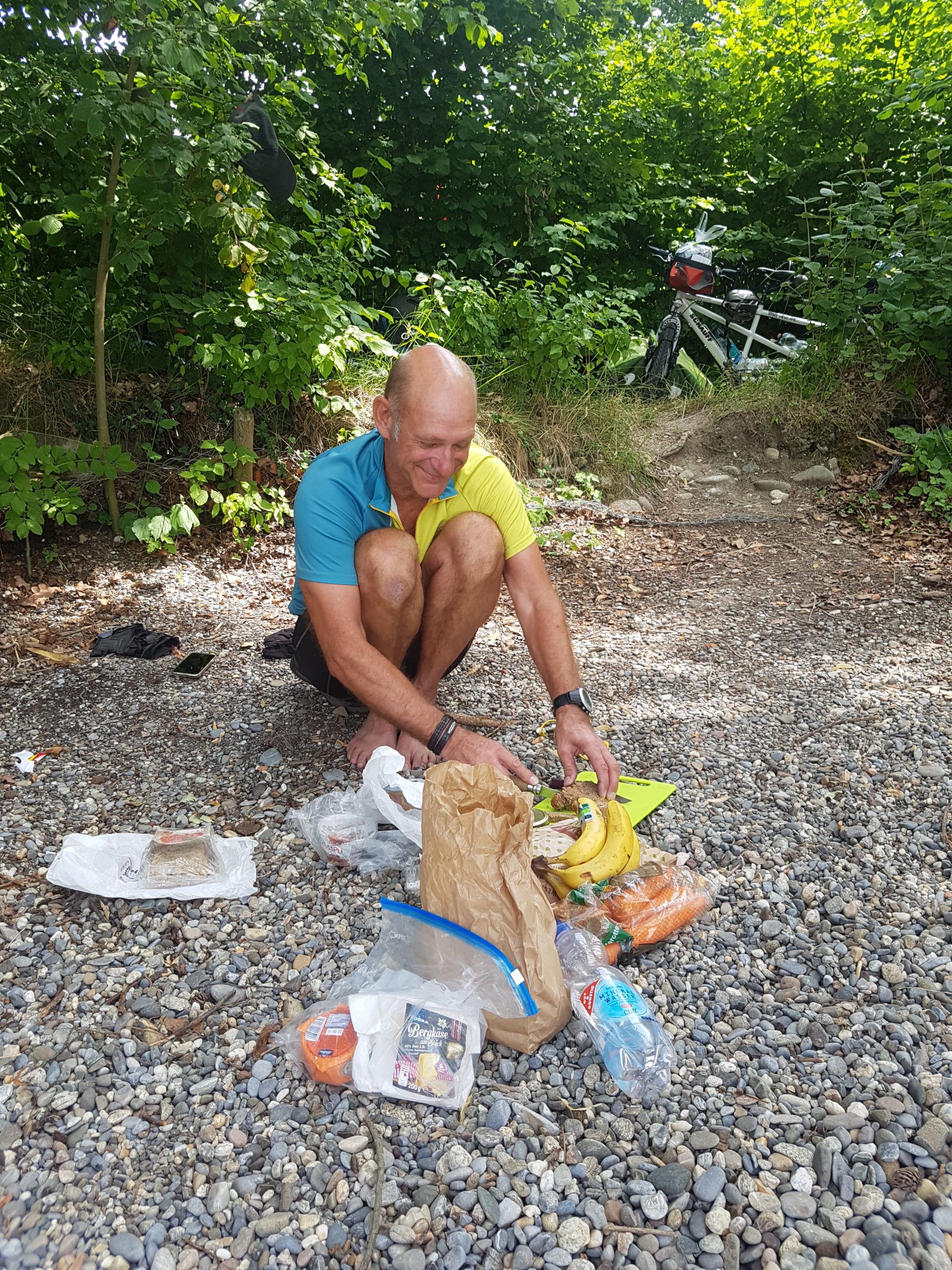 Teilnehmer der MUT-TOUR bei Frühstückszubereitung