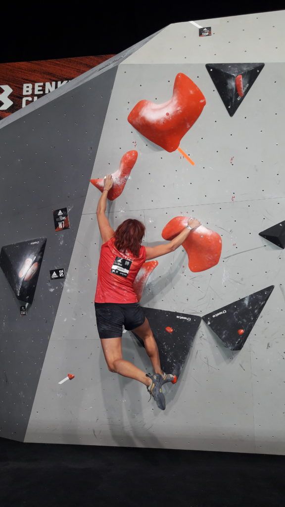 Teilnehmerin beim Bouldern