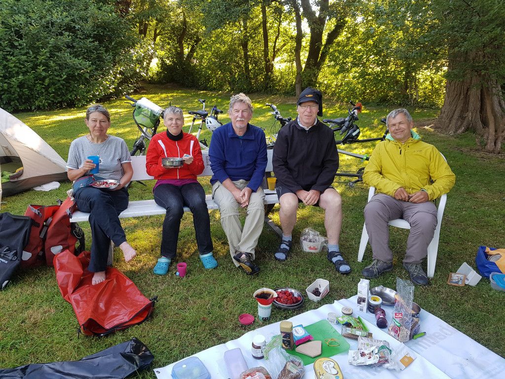 1024-7688_T2E3 Tandemteam der MUT-TOUR 2018 beim Frühstück