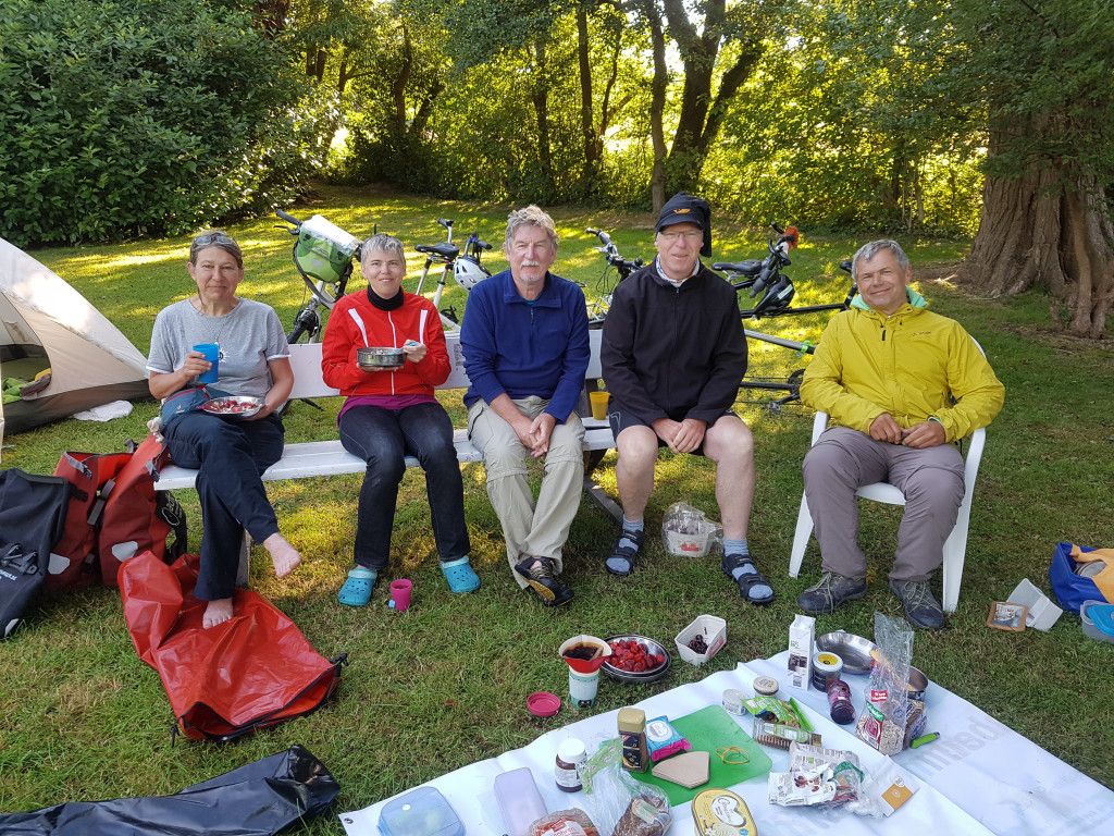 Tandemteam der MUT-TOUR 2018 beim Frühstück