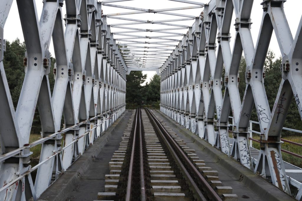 Bahngleise als Sinnbild für einen geraden Weg