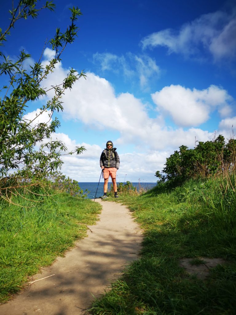 Wanderweg entlang des Jakobweges, eisiger Maitag mit Küstenwind