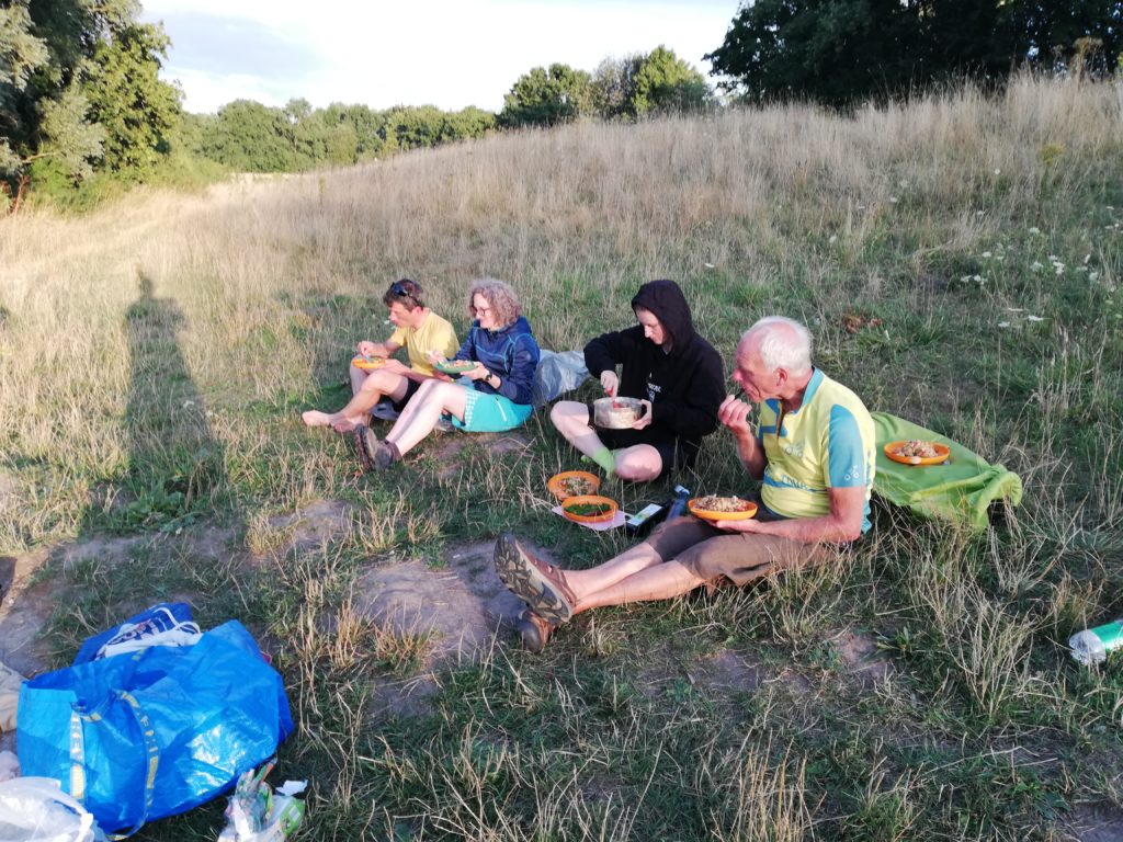 MT22_Outdoor_Selbsthilfe Outdoorküche auf dem Feld, Entspanung nach Radtour zum Thema Entstigmatisierung psychischer Erkrankungen