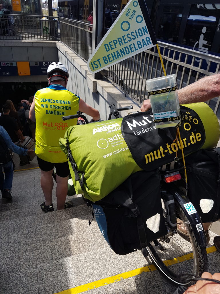 MT22_Tandem_Bahnhoftransport Treppen auf und ab, Tandemtransport während Tandemtour