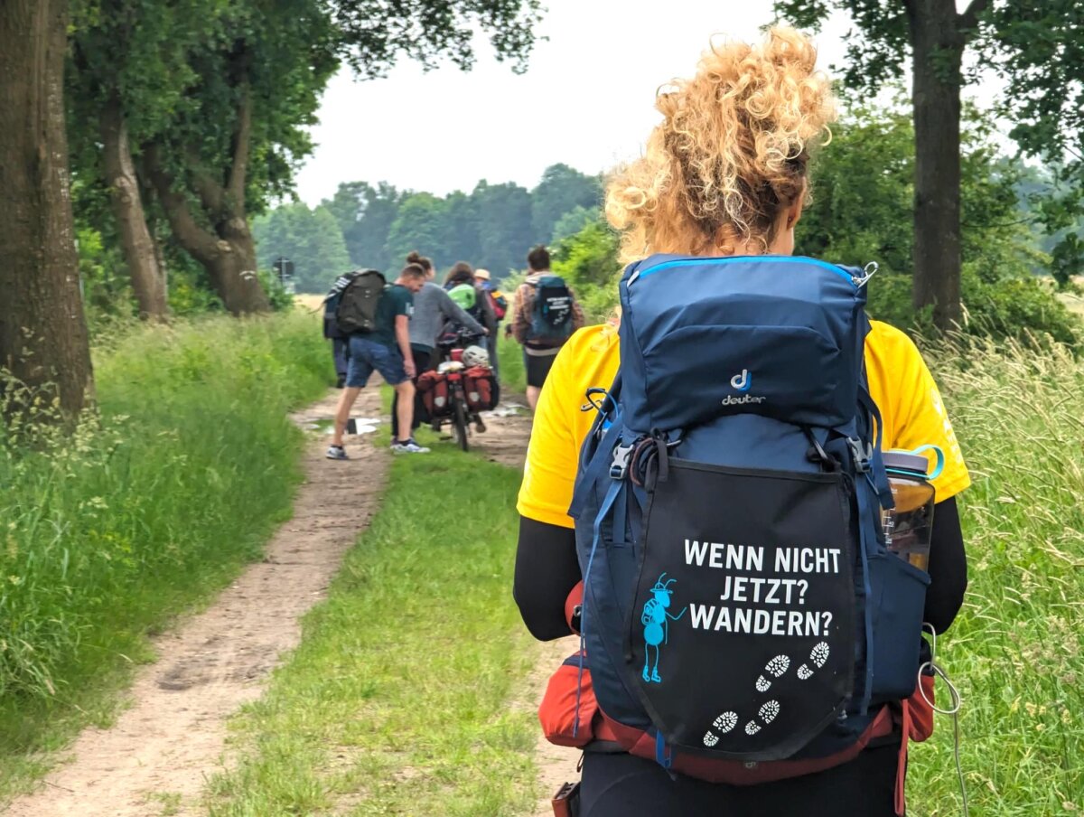 Frau im Vordergrund mit Rucksack auf dem Rücken: 