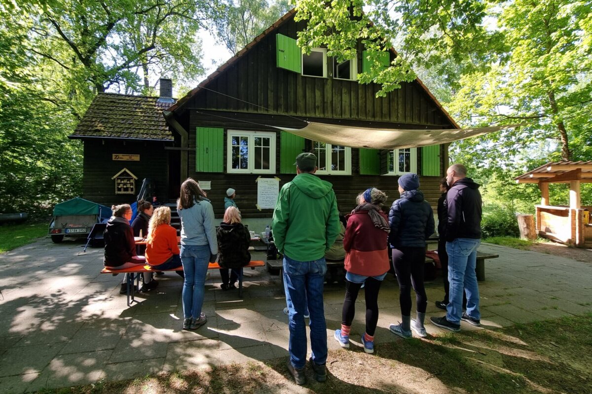 Frau und Mann auf rotgelbem spiralenförmigen Rutschturm