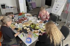 In Stadthagen werden die späteren Lunchpakete in liebevoller Handarbeit vorbereitet!