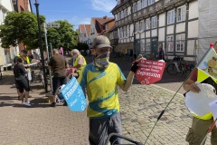 Die neuen Tyvek-Lätzchen werden verteilt