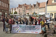 MUT-TOUR; Achtung, dieses Motiv *kann* rein zu Souvenir-Zwecken zur Verfügung gestellt worden sein. Wenn Du nicht Teil der bebilderten Aktion warst, darfst Du das Motiv allenfalls sehen, nicht aber weitergeben oder gar veröffentlichen!Sebastian Burger
