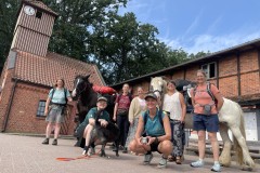 MUT-TOUR-2024_Pferdewanderung_Gemeinschaft_Aufklaerung