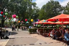 Wimpelketten, Sonnenschirme und Menschen an Tischen beim MUT-TOUR Aktionstag