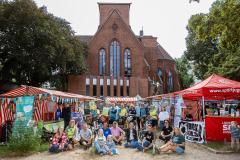 Stände und Menschen beim MUT-TOUR Aktionstag am Herrfurthplatz in Berlin (c) Andreas Stenzel