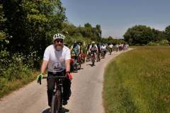 Menschen auf Fahrrädern und Tandems hintereinander auf einer Straße bei einer Mitfahrt-Aktion der MUT-TOUR 2026 in Kassel (c) Severin Wohlleben