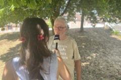 Eine Frau vom SWR interviewt einen MUT-TOUR-Teilnehmenden