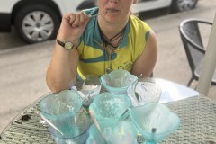 Eine MUT-TOUR Teilnehmerin sitzt an einem Tisch vor fünf leeren Eisbechern.