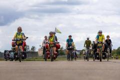 Mehrere MUT-TOUR-Teilnehmende auf Tandems und Fahrrädern bei einer Mitfahr-Aktion über das Tempelhofer Feld (c) Andreas Stenzel
